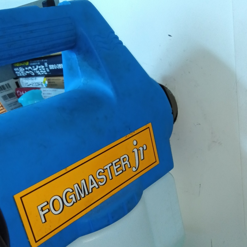 噴霧器で殺虫剤を散布