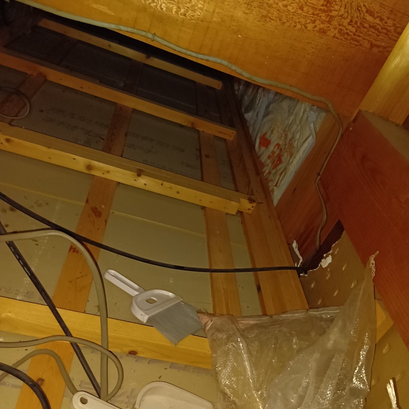 屋根裏の清掃をおこなう様子