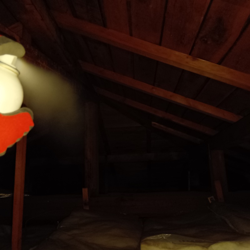 忌避スプレーを散布