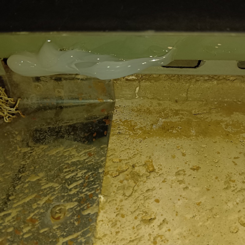 ネズミが入れるすき間をパテで封鎖