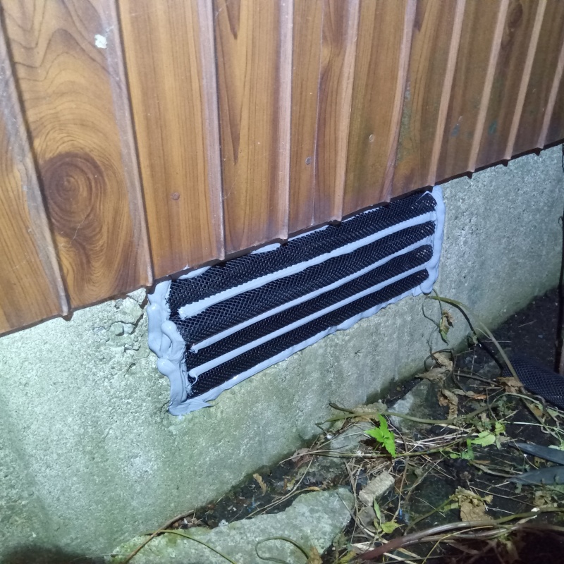 床下換気口をネットとパテで封鎖