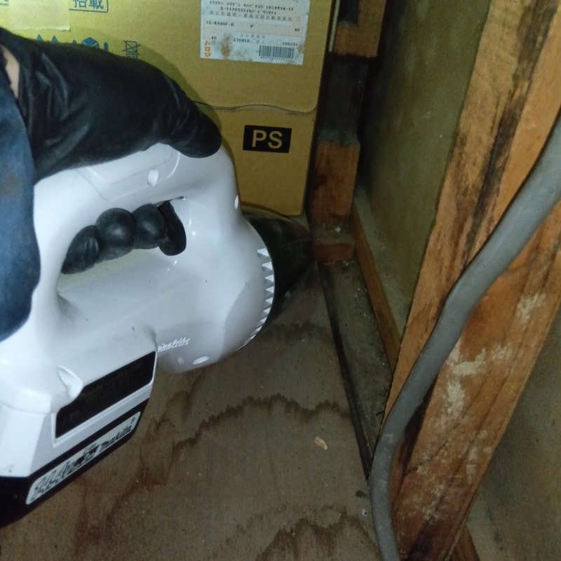 掃除機で床を清掃