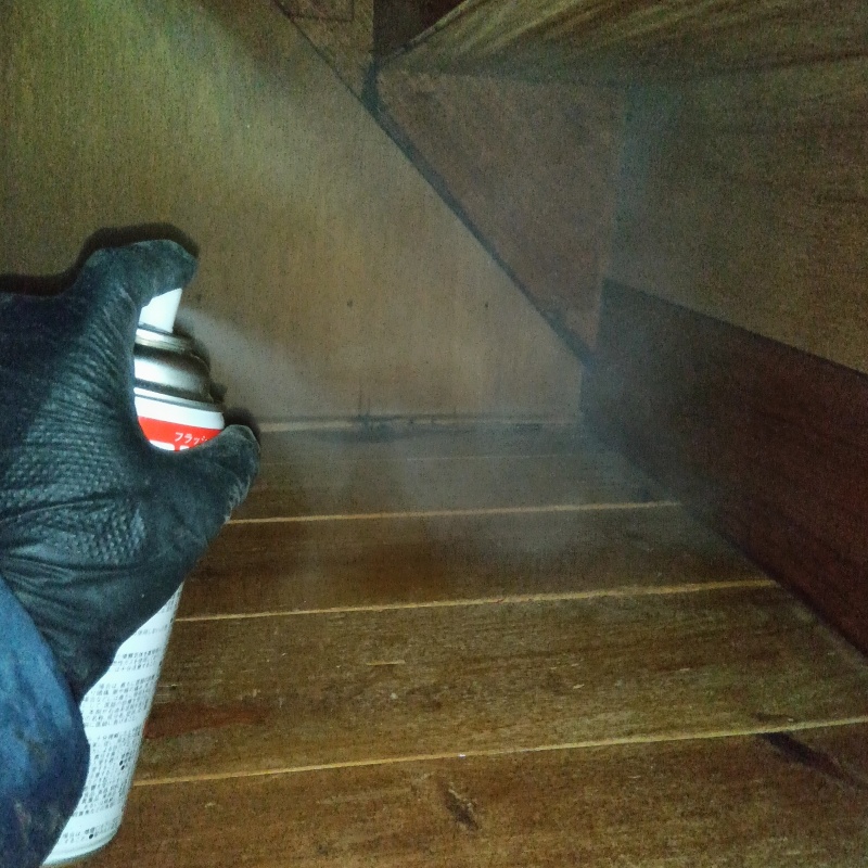 殺虫剤をスプレー