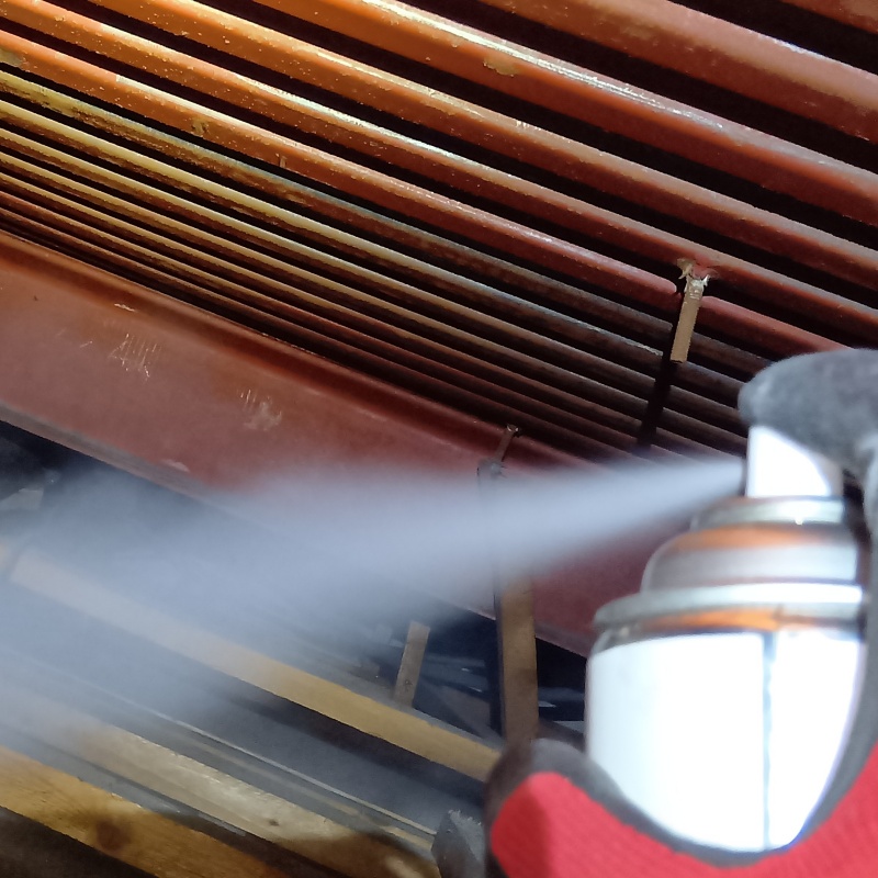 殺虫剤をスプレー