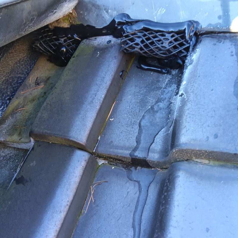 屋根のすき間を封鎖