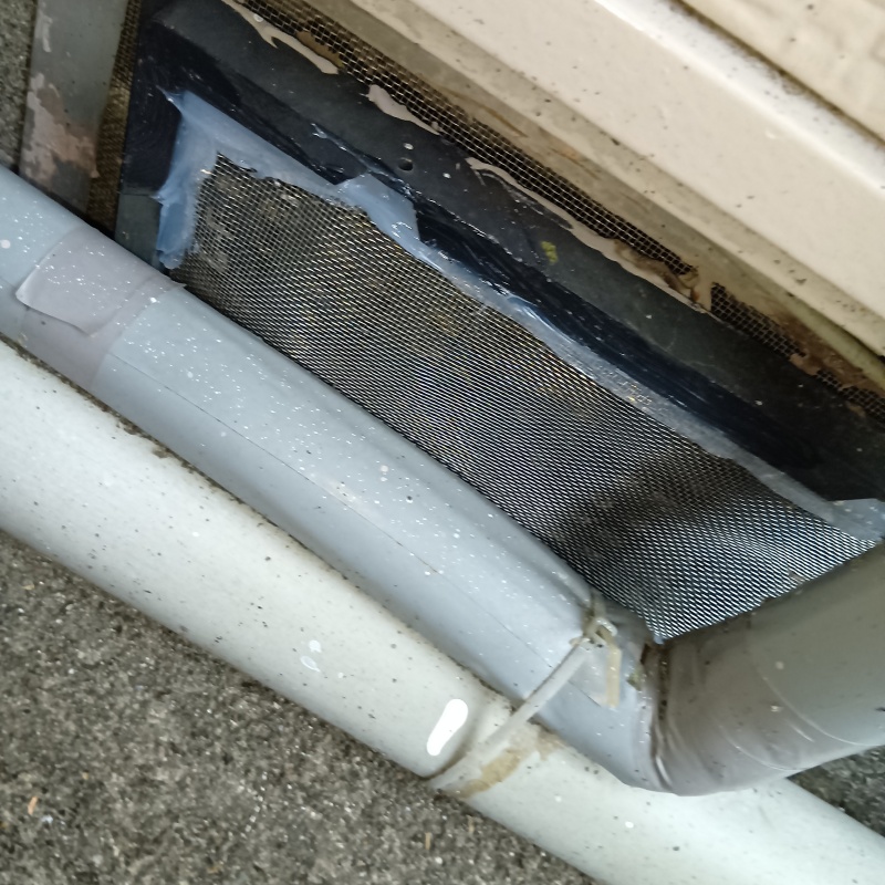 床下換気口をネットとパテで封鎖