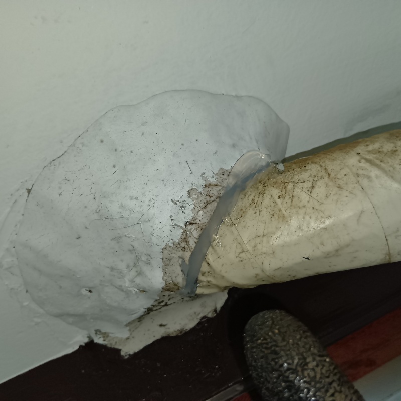 配管まわりのすき間を封鎖