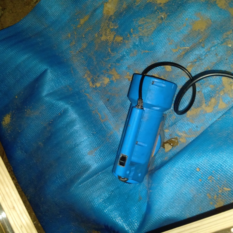 清掃後に噴霧器で除菌剤を散布