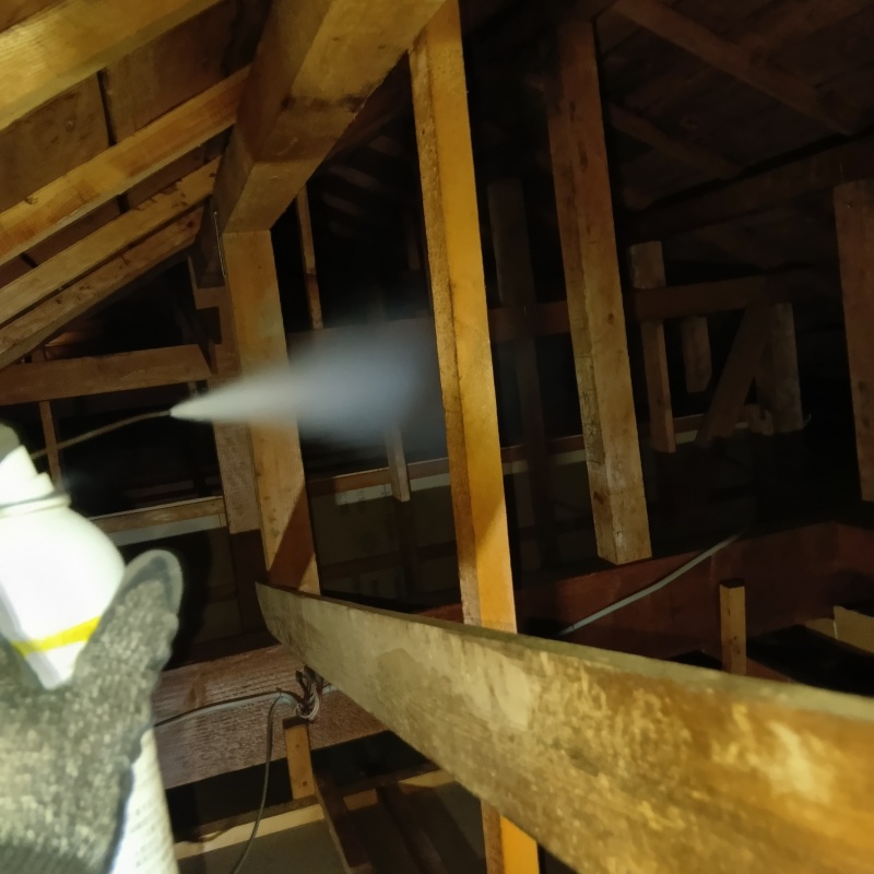 忌避スプレーを散布