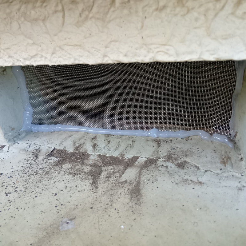 床下換気口をネットとパテで封鎖