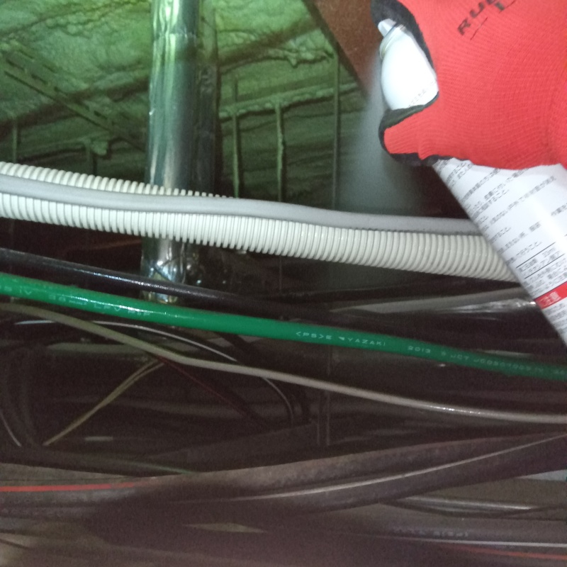 天井裏に忌避スプレーを散布