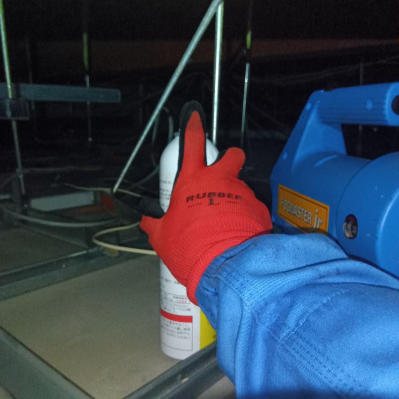 天井裏に忌避スプレーを散布