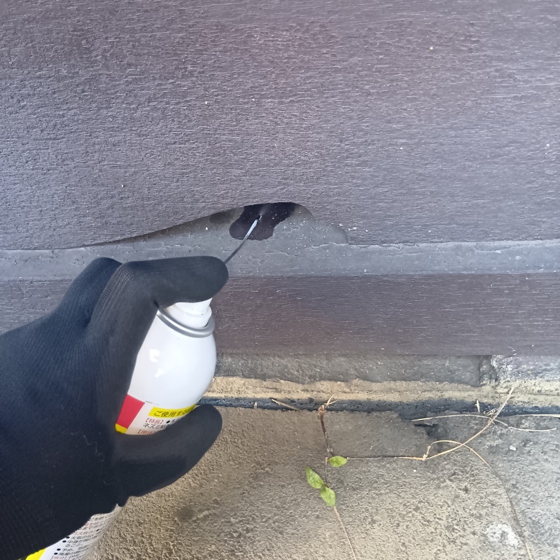 外壁のすき間から忌避スプレーを散布