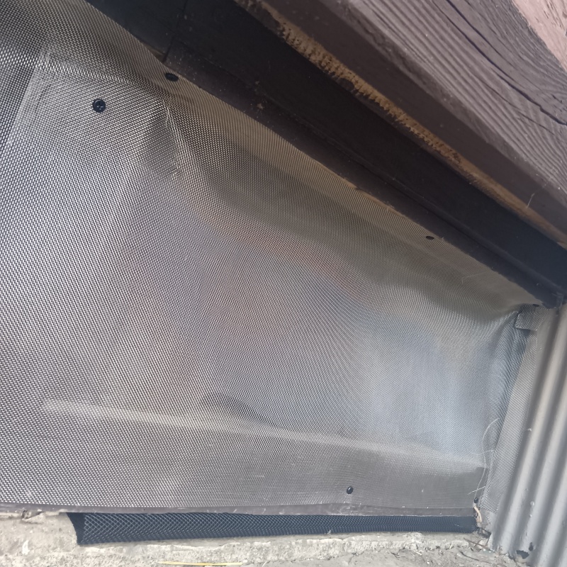 床下の開口部をネットで封鎖