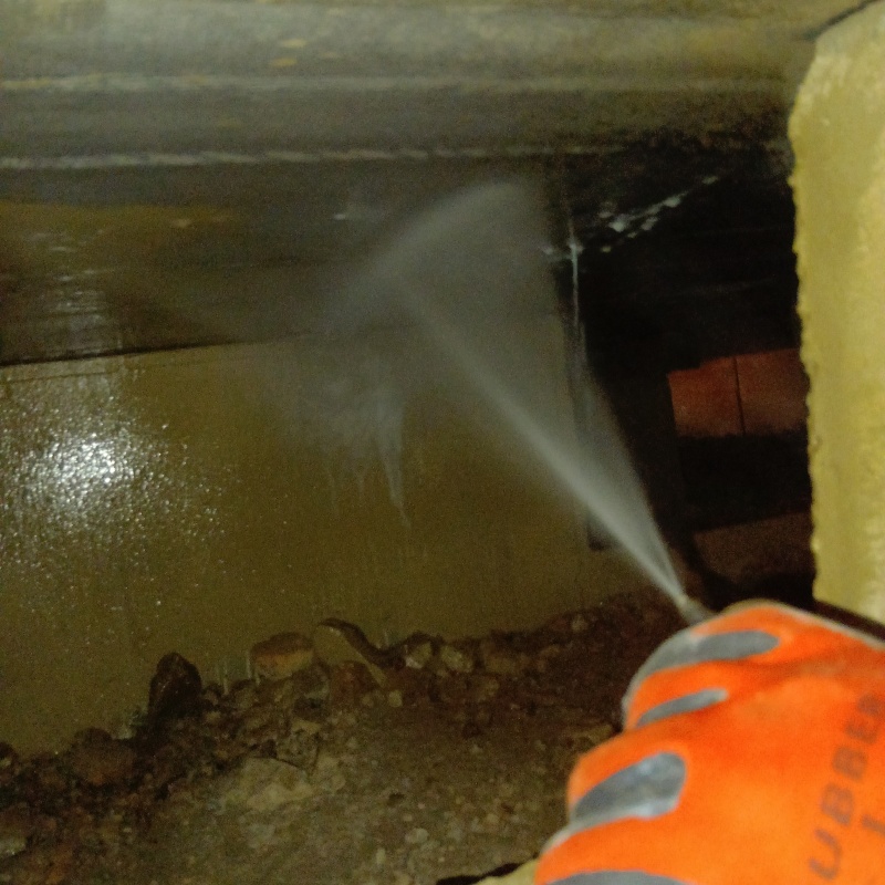 床下の木材と断熱材に防蟻剤を散布