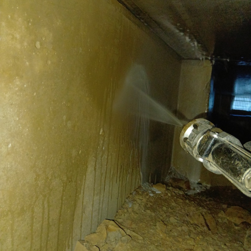 基礎に防蟻剤を散布