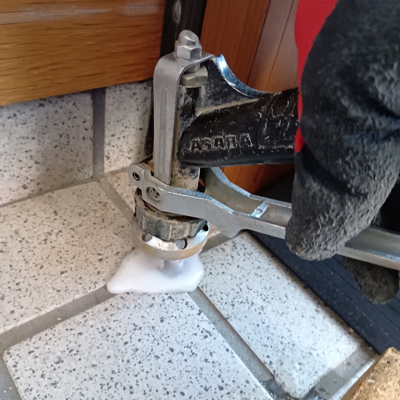 玄関床の目地から防蟻剤を注入