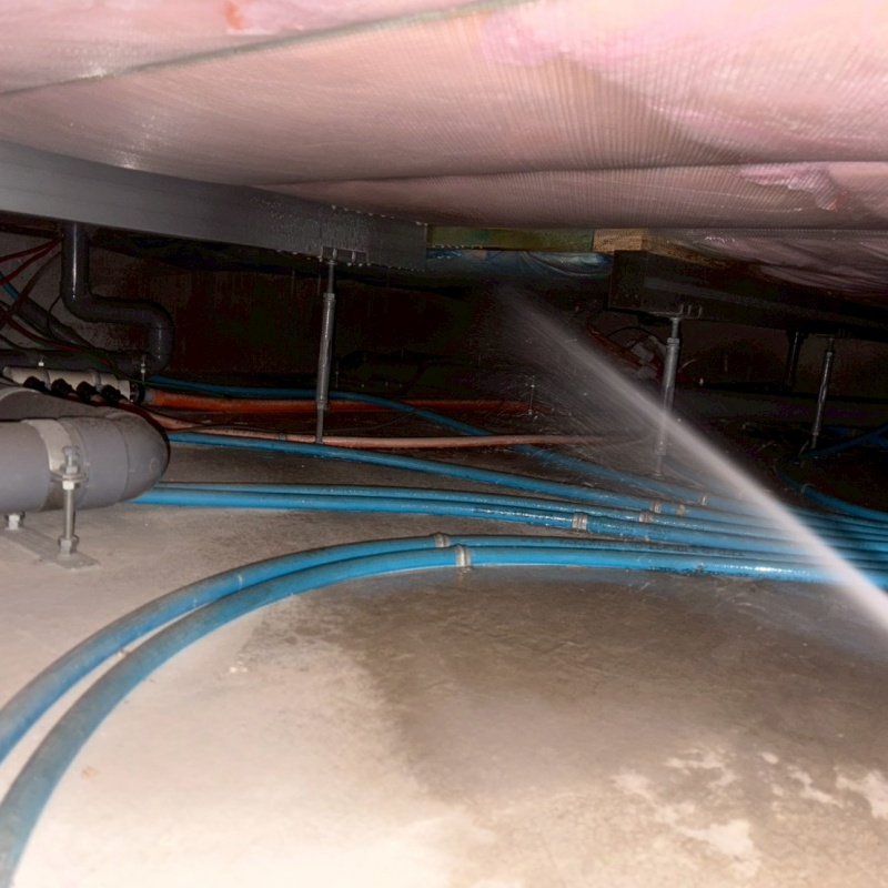 床下の木材に防蟻剤を散布