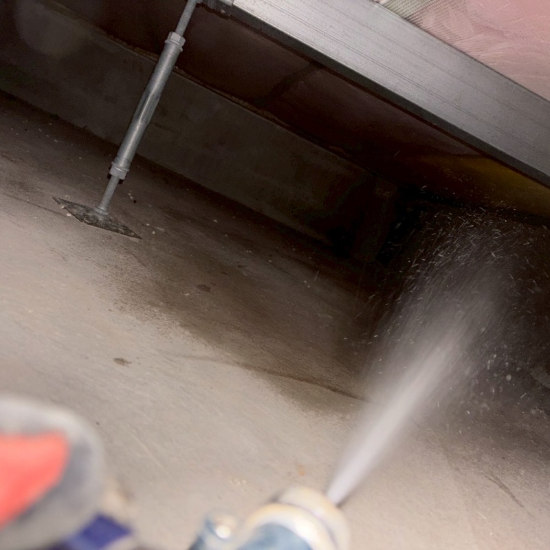 床下の木材に防蟻剤を散布