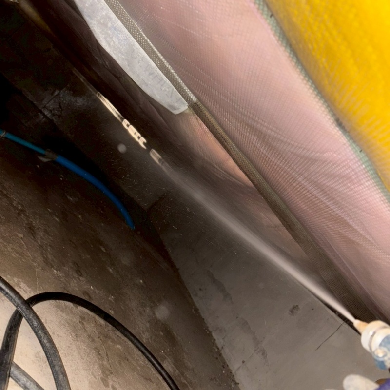 床下の地面に防蟻剤を散布