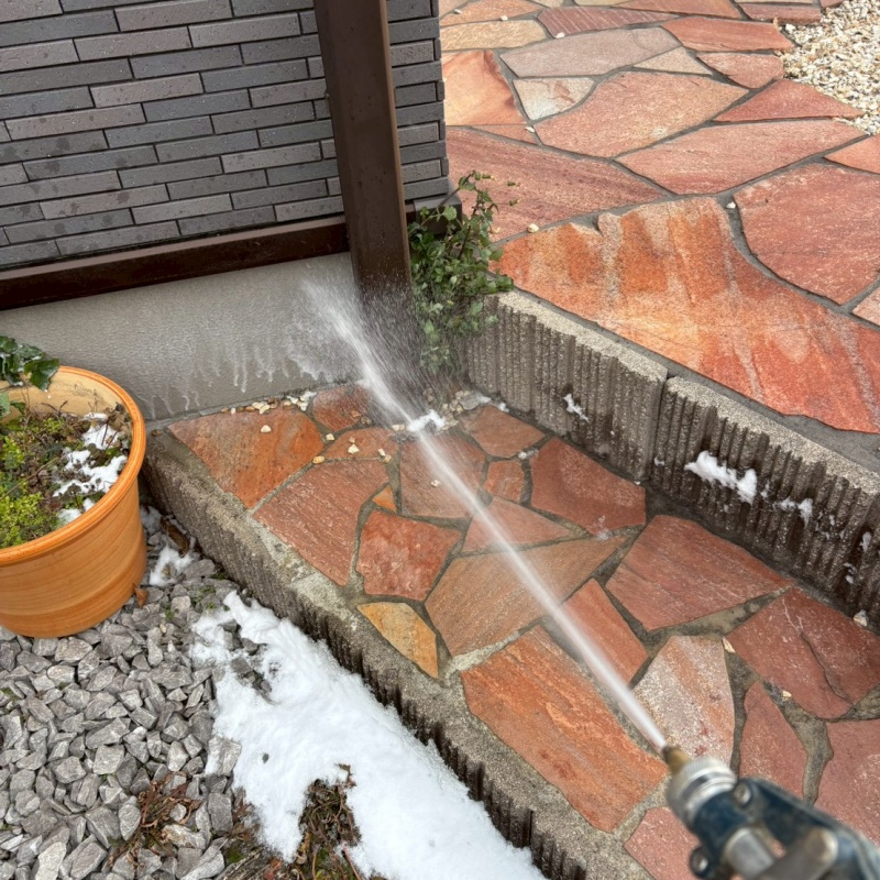 屋外の柱に防蟻剤を散布