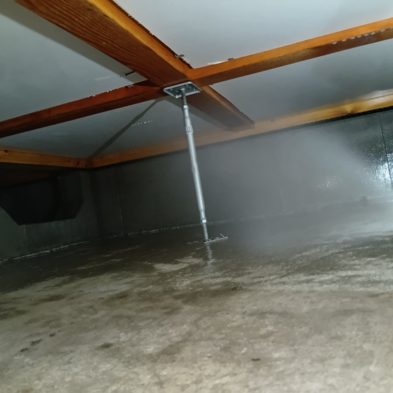 床束まわりに防蟻剤を散布