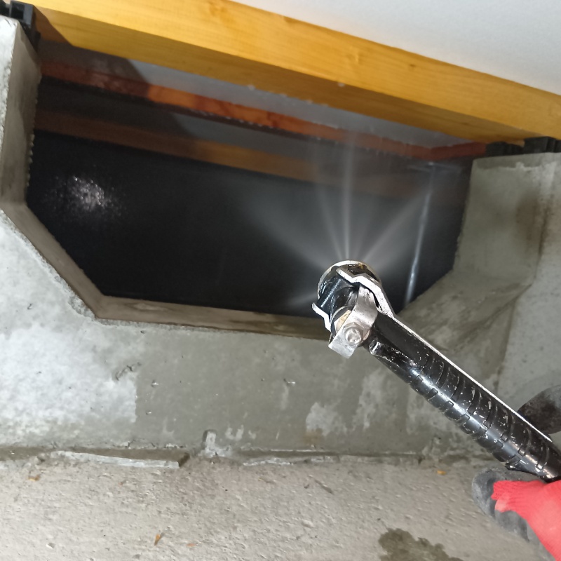 床下の木材に防蟻剤を散布