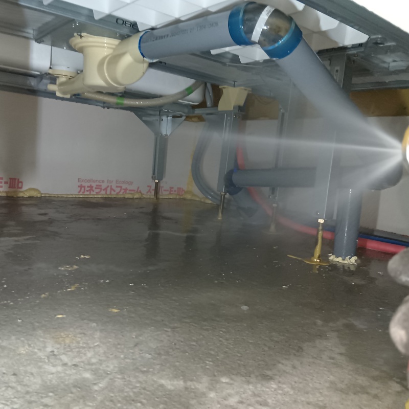 床下全体に防蟻剤を散布する様子