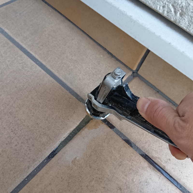 玄関先のタイルの目地から防蟻剤を注入