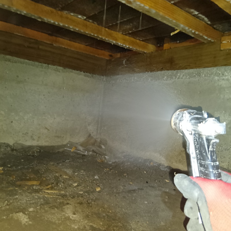 床下の土壌にシロアリ駆除剤を散布