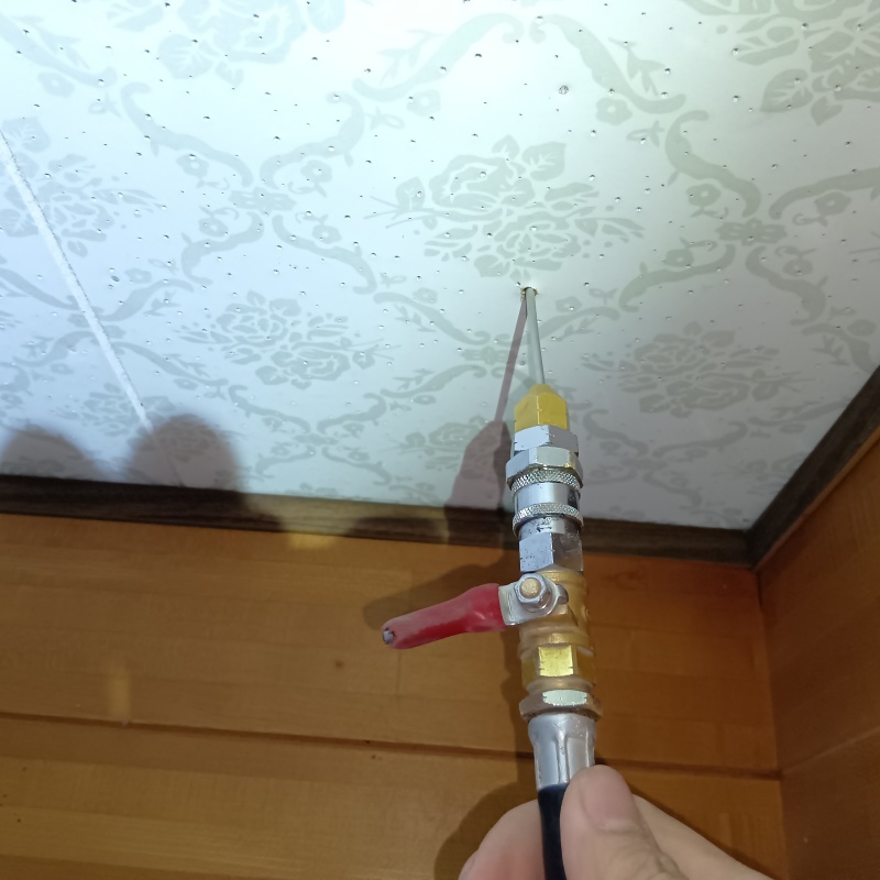 壁内にシロアリ駆除剤を注入している様子