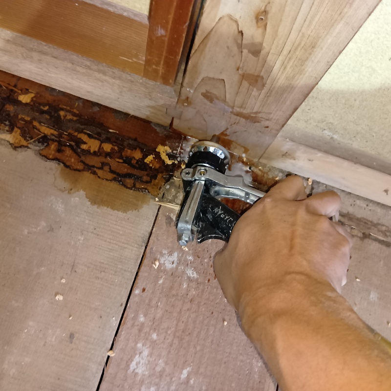 柱に穴を開けてシロアリ駆除剤を注入