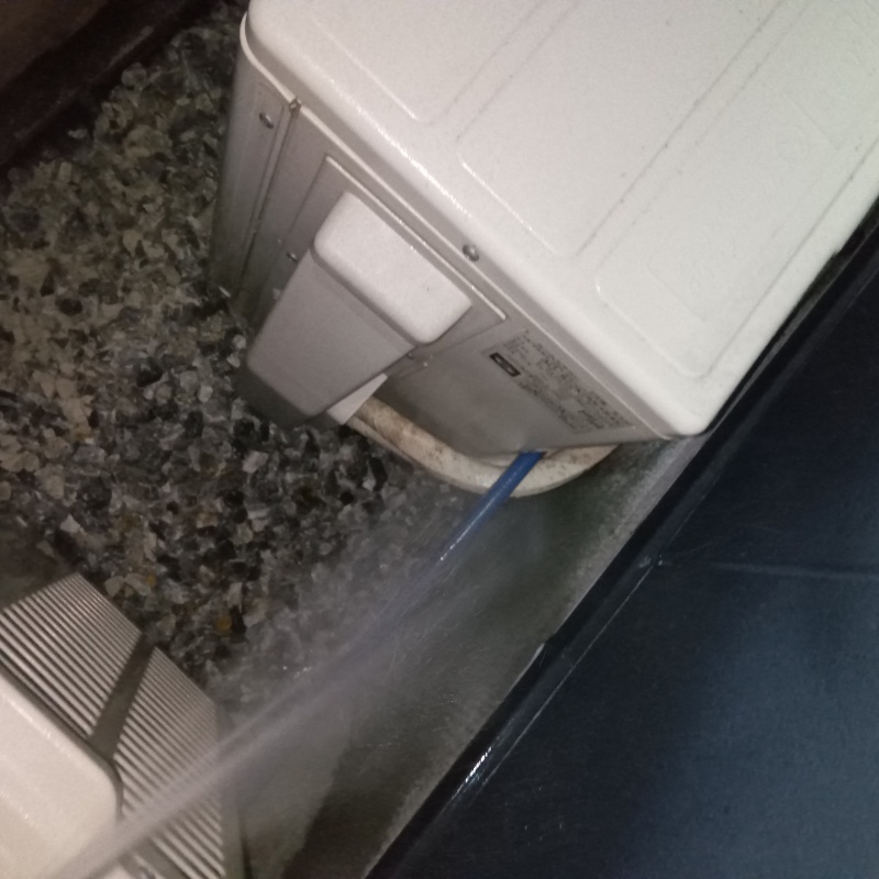 建物外周の土壌に防蟻剤を散布する様子