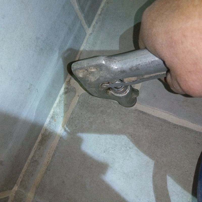 玄関床の目地に穴を開けて防蟻剤を注入