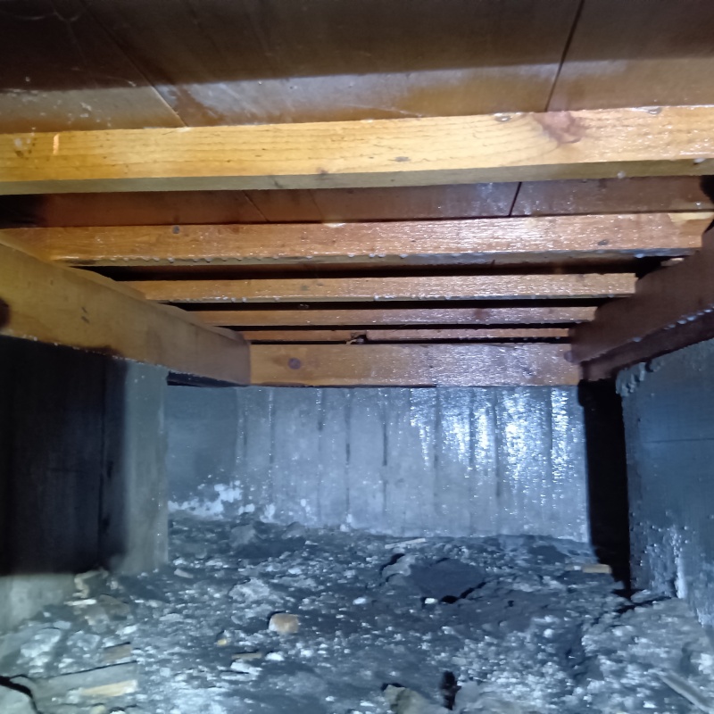 床下の基礎・土壌にシロアリ駆除剤を散布したあとの様子