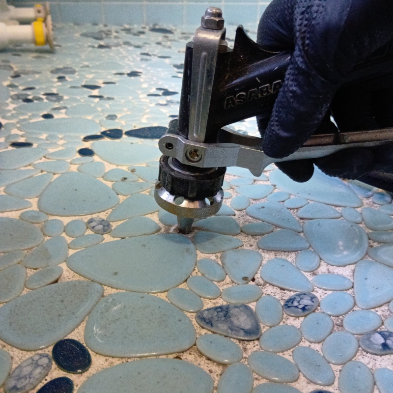 浴室のタイルの目地からシロアリ駆除剤を注入