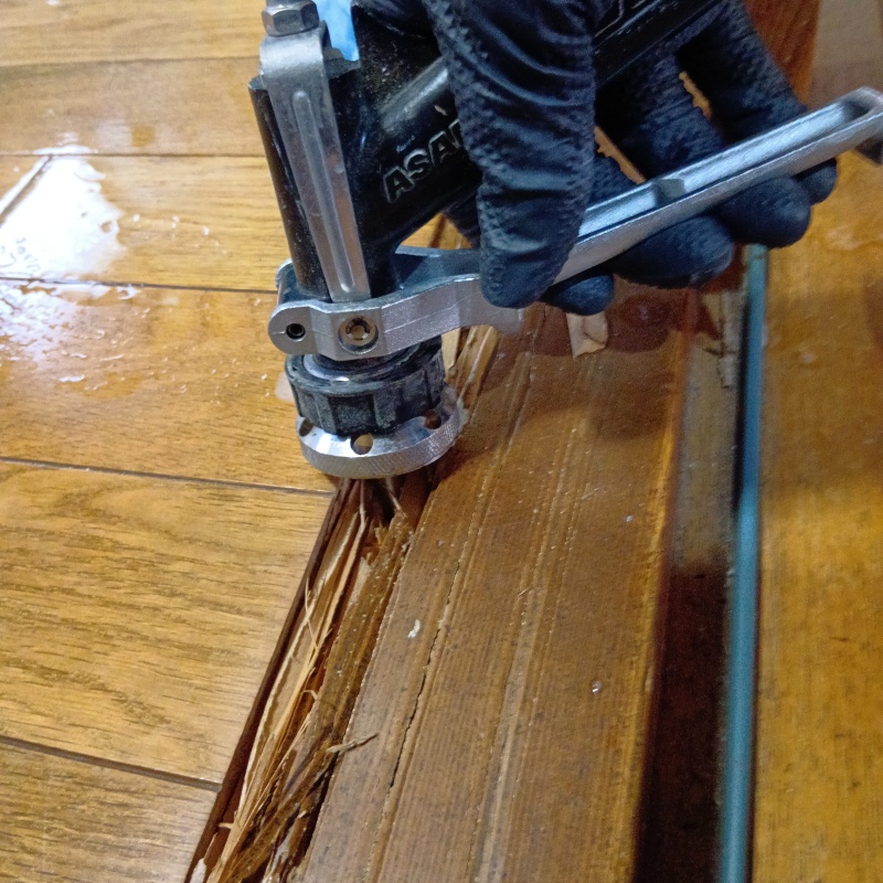 亀裂が入った傷んだ木材に直接シロアリ駆除剤を注入