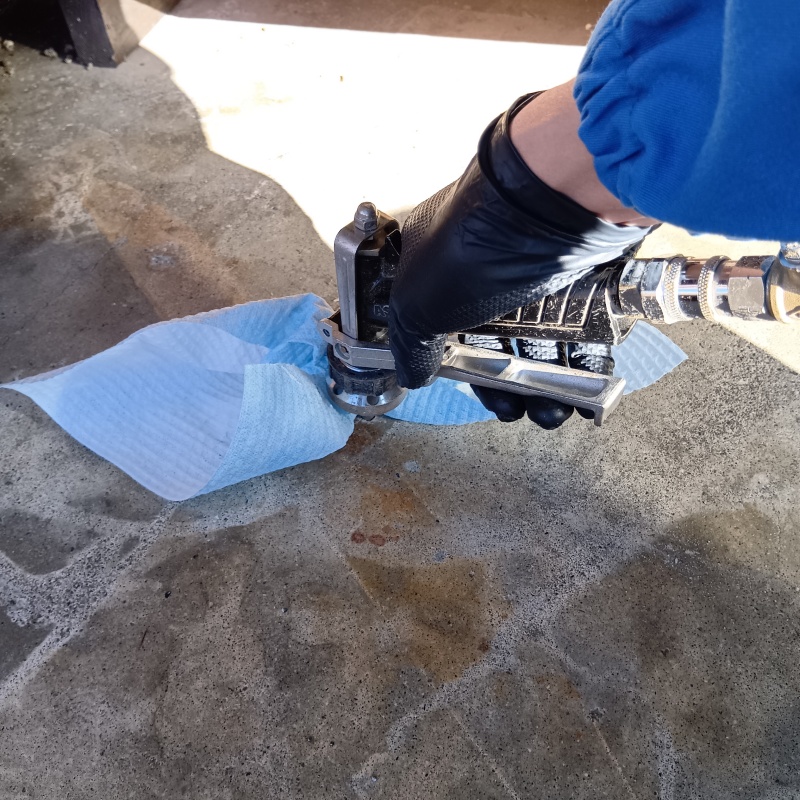 玄関先のコンクリートに穴を開けてシロアリ駆除剤を注入