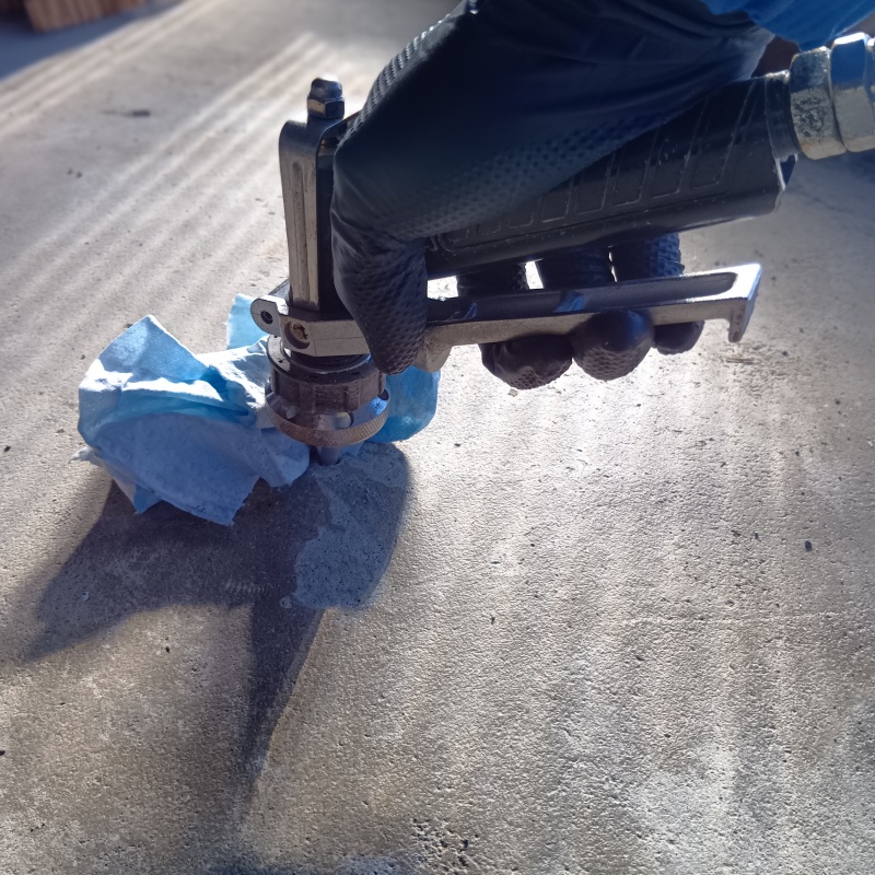 コンクリートに穴を開けてシロアリ駆除剤を注入