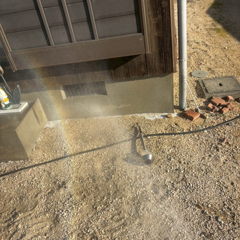 建物外周の土壌に防蟻剤を散布