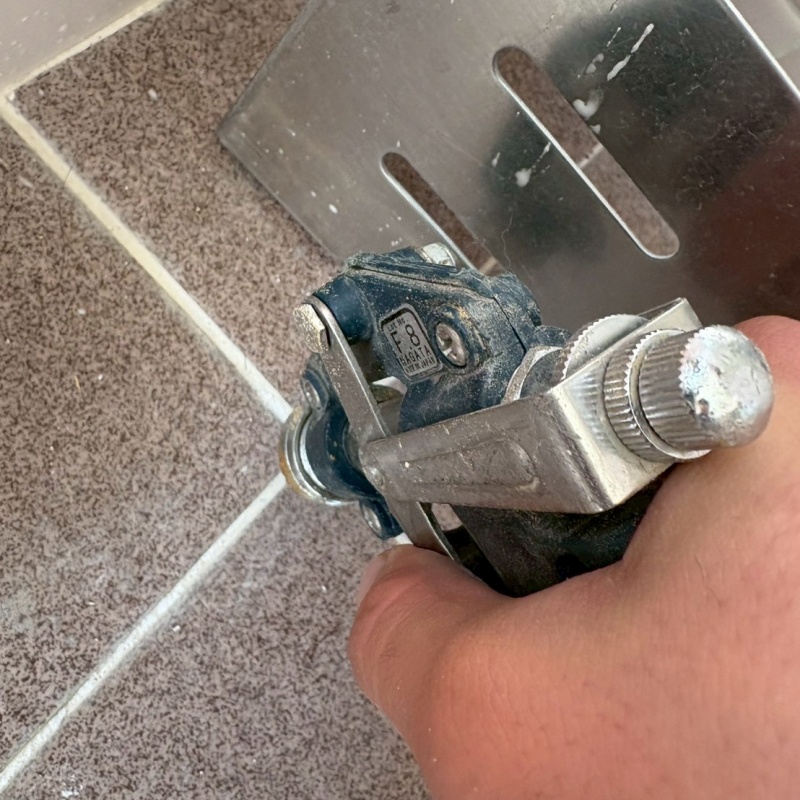 浴室のタイルの目地から防蟻剤を注入