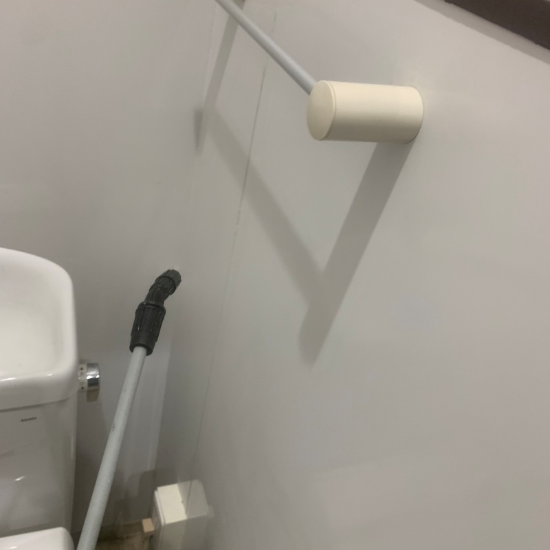 トイレの壁にシロアリ駆除剤を散布