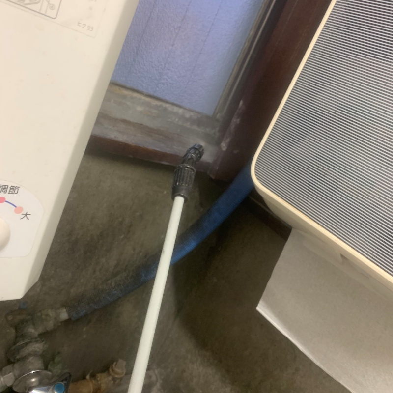 トイレの窓まわりにシロアリ駆除剤を散布