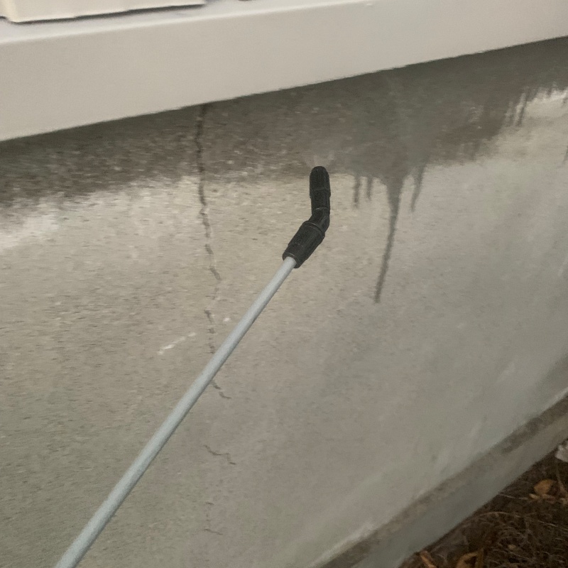 トイレ付近の外壁にあった亀裂にシロアリ駆除剤を散布