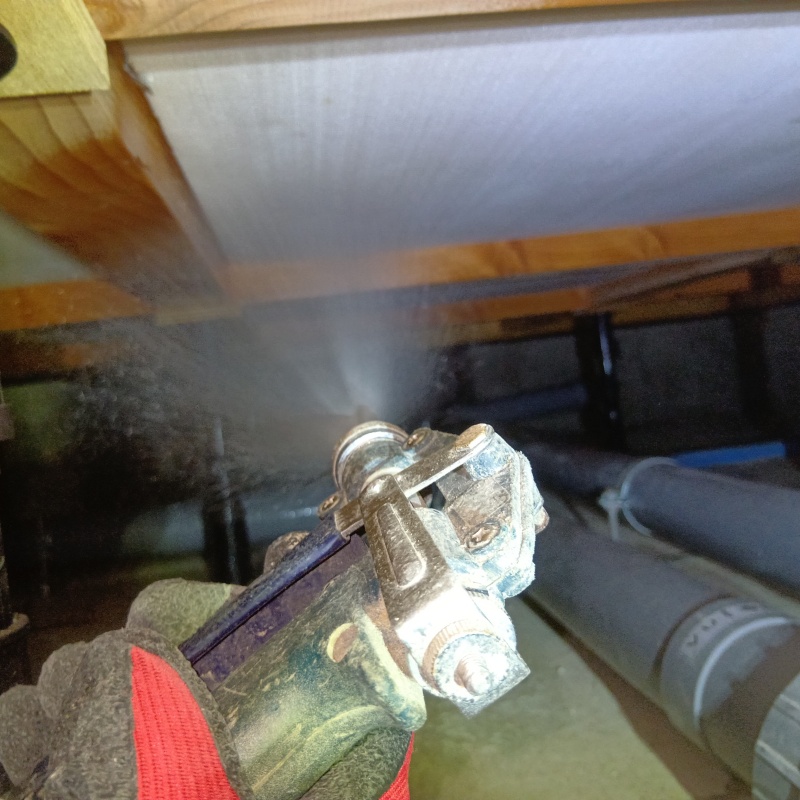 床束と木材が接する部分に防蟻剤を散布