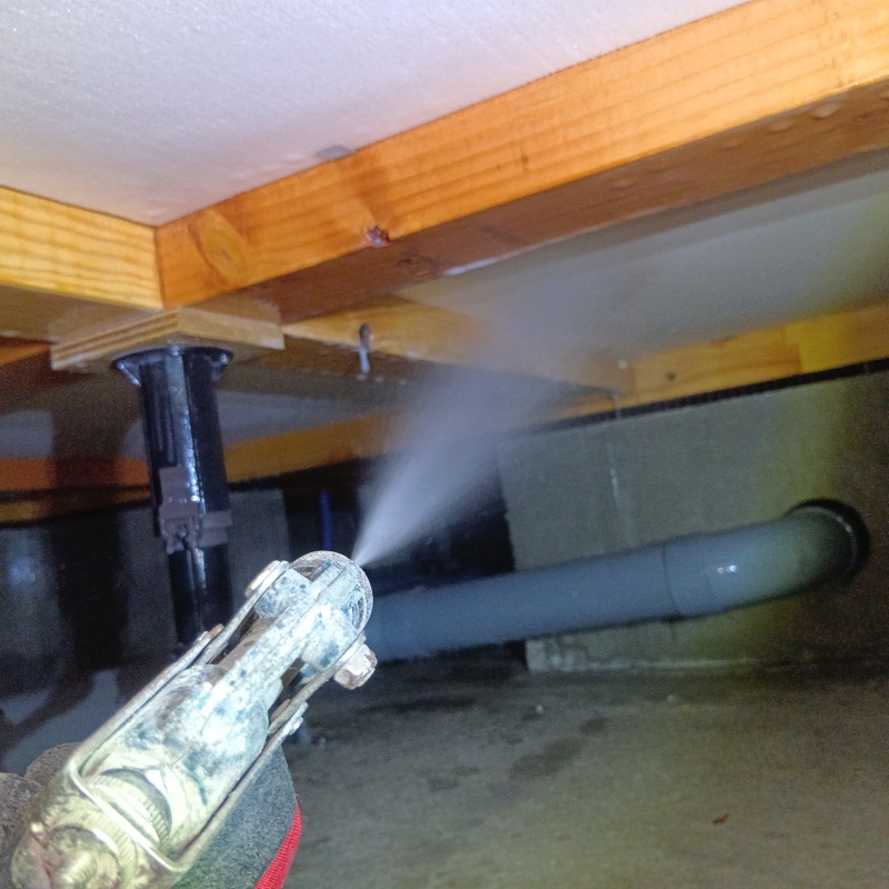 床下の木材・断熱材に防蟻剤を散布