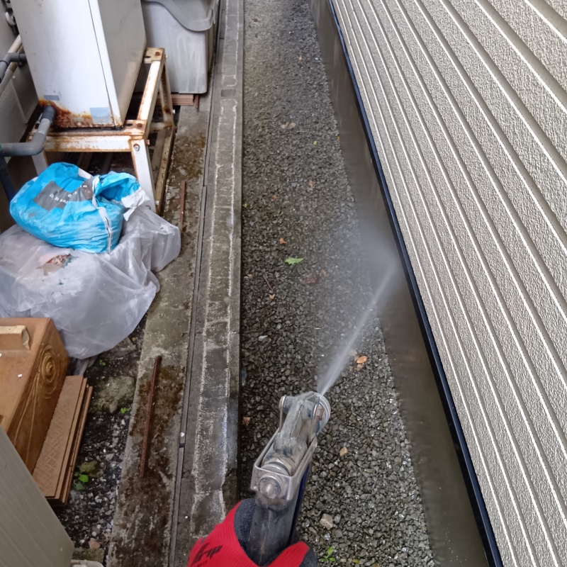 建物外周の土壌に防蟻剤を散布