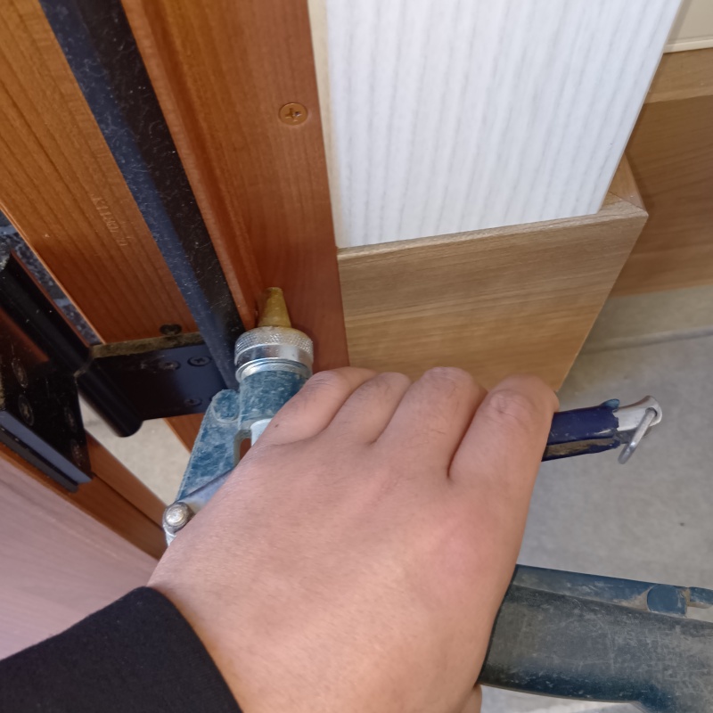 出入り口付近の木材に穴を開けて防蟻剤を注入