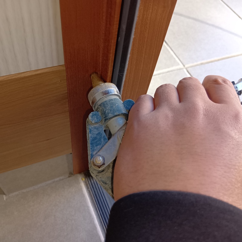 出入り口付近の木材に穴を開けて防蟻剤を注入