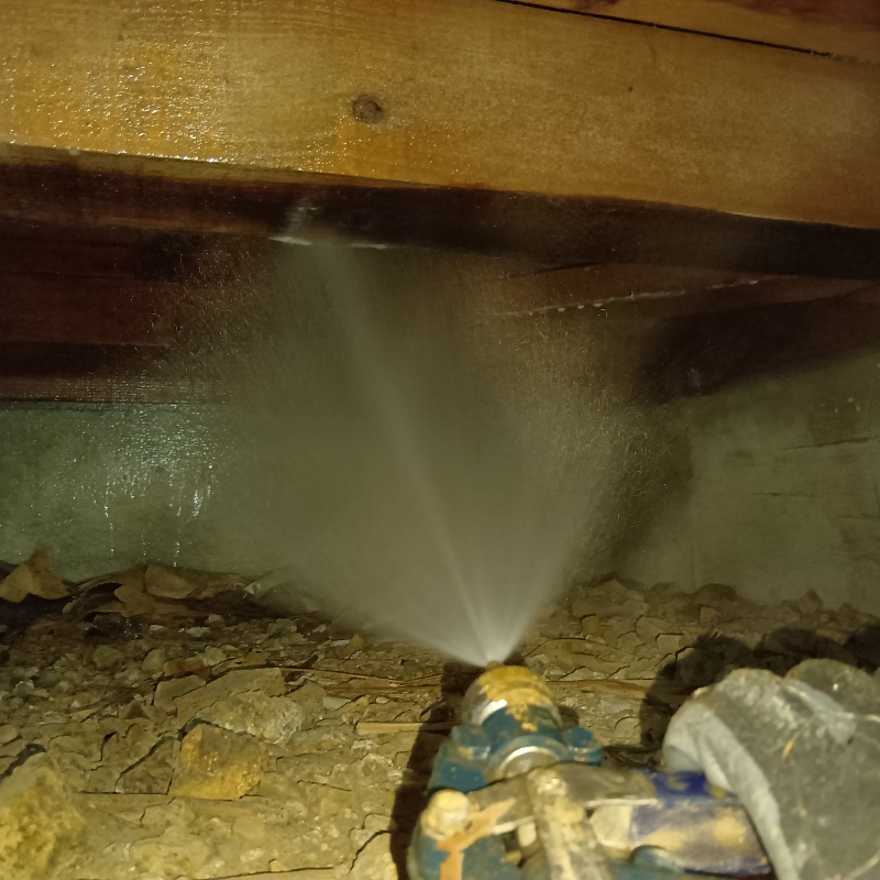 床下の基礎・土壌にシロアリ駆除剤を散布